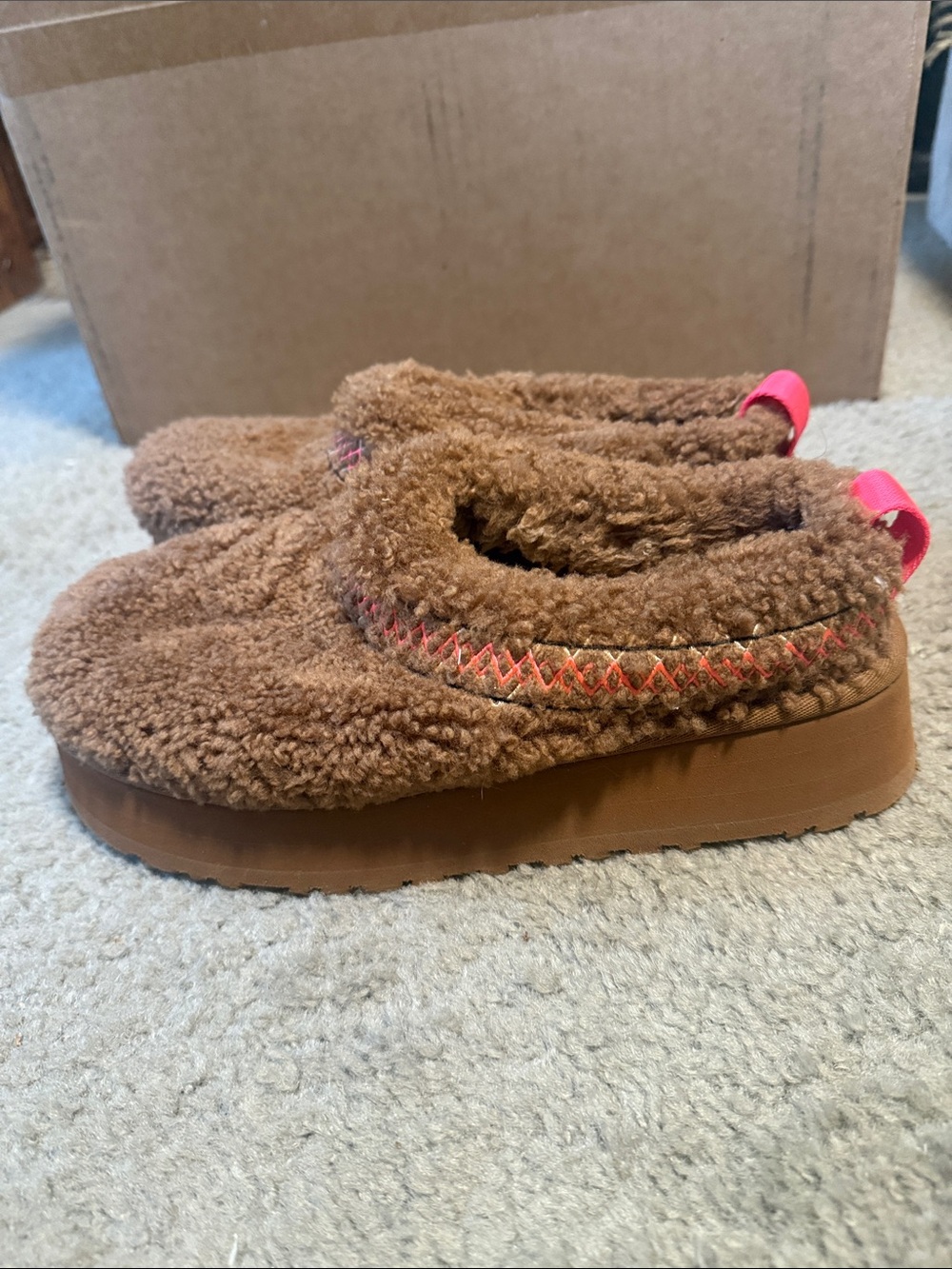 UGG Brown Fuzz Slip-On Slippers with Pink Pull Tab Sz 8